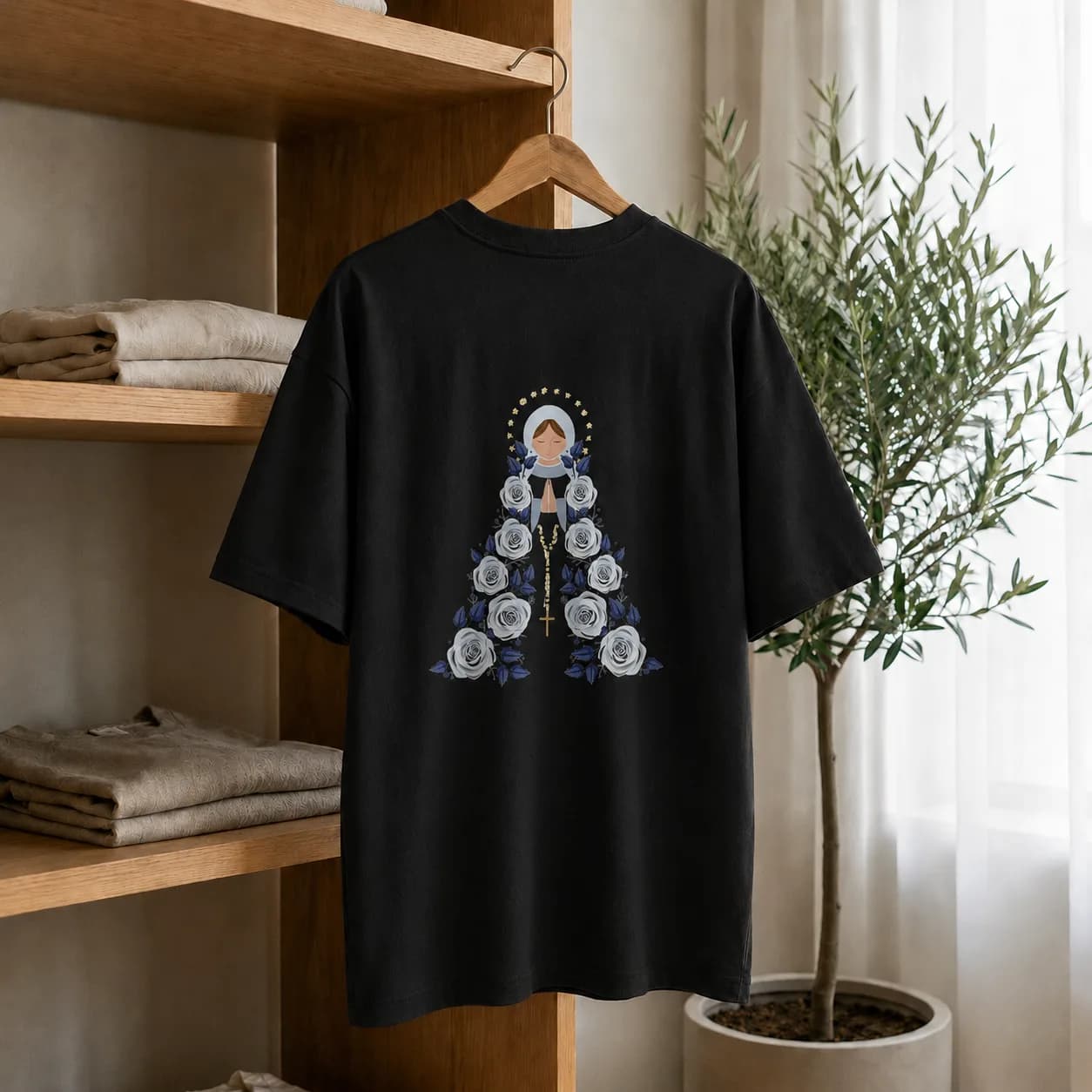 Camiseta Nossa Senhora das Rosas — detalhe
